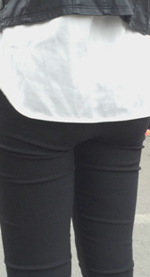 打底少妇等公交