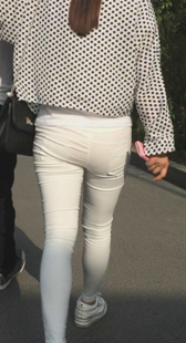 街拍白裤包臀小少妇