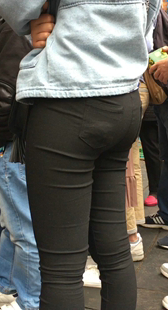 侧拍翘臀打底裤少妇