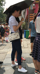 牛仔胸器少妇在排队