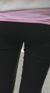 公交站紧身打底黑裤少妇