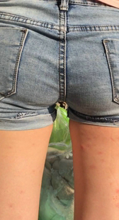 紧身牛仔短裤深沟少妇