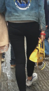 街拍包臀打底裤小妹