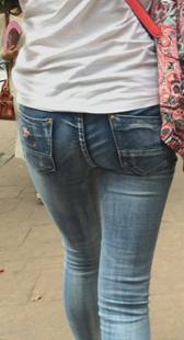 街拍圆臀紧牛小妹