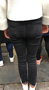 黑色牛仔裤翘臀年轻美眉