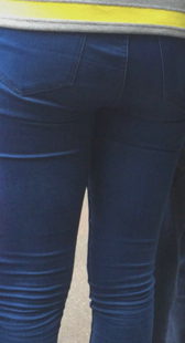 公交站宽臀蓝紧牛仔