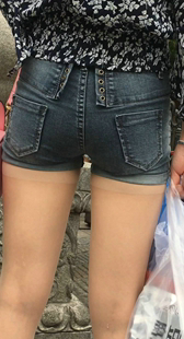 紧身黑牛仔短裤深沟少妇