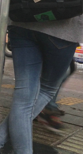 紧身牛仔少妇等公交