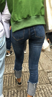 绿色上衣深蓝色牛仔裤美眉