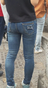 紧身蓝牛身材变形