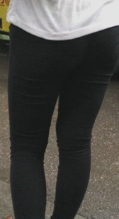 公交站台黑色打底裤