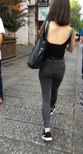 性感的露背装上衣灰牛美眉