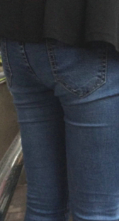 公交站包臀牛仔夹成这样