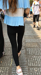 街拍紧身打底裤小妹子