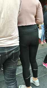 街拍黑色健身裤翘臀美眉
