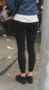 黑紧打底裤小妹