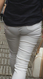 街拍白裤超深内痕