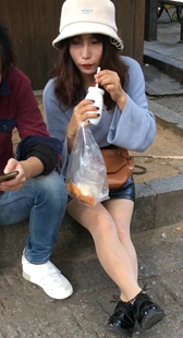 皮裙长发少女坐资