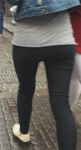 街拍黑裤小圆臀