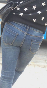 公交站性感宽臀牛仔