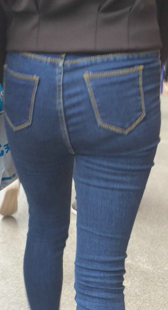 紧身蓝牛宽臀少妇