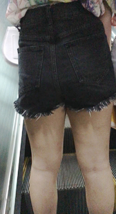 包臀黑牛仔短裤上电梯
