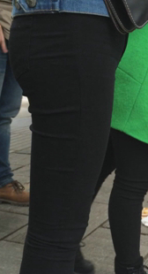 公交站宽臀打底裤