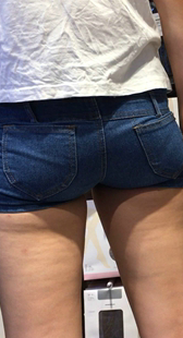 街拍翘臀牛仔热裤MM