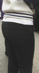 公交站包臀黑色紧身裤