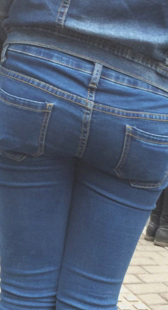 公交站一身蓝牛