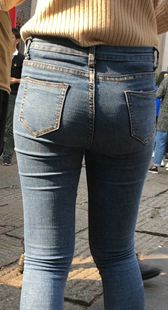 身材超棒的蓝色牛仔裤美女