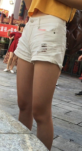 白牛仔短裤前三角特写