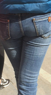 公交站超紧包臀牛仔