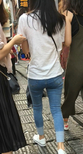 街拍牛仔紧臀长发少女