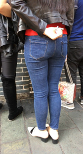 街拍蓝色紧身牛仔裤翘臀美眉