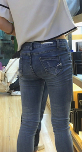 服装店包臀紧身牛仔