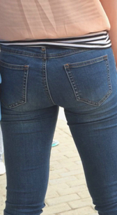 公交站性感宽臀蓝牛