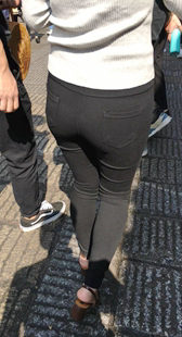 街拍黑色紧身裤美眉