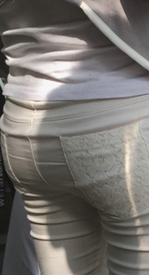 侧拍翘臀白紧布裤