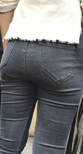 黑牛仔紧身大翘臀美女