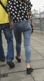 街拍紧身小宽臀蓝牛