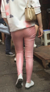 粉裤小少妇身材变形