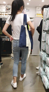 服装店灰牛仔长发少女