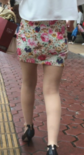 超短花裙小少妇