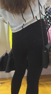 服装店性感打底裤小妹