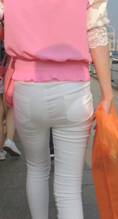 街拍性感白裤紧内痕