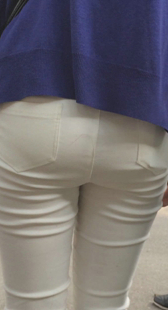 公交站性感翘臀白裤