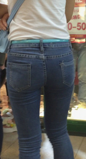 商场翘臀蓝牛小妹