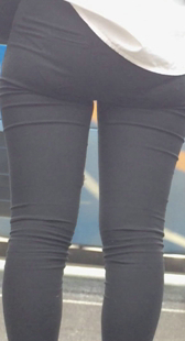 公交站大屁股打底裤