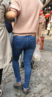 街拍紧身蓝牛饱满翘臀少妇
